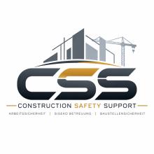 Logo von CSS – Construction Safety Support: Schriftzug „CSS“ in Dunkelgrau mit goldenem Akzent, darüber stilisierte Gebäude und ein Baukran, darunter „Arbeitssicherheit | SiGeKo Betreuung | Baustellensicherheit“
